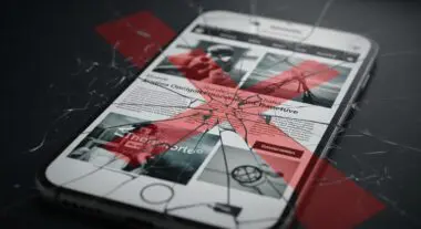 Cracked smartphone displaying website with unreadable text due to CSS loading error for Googlebot Smartphone.